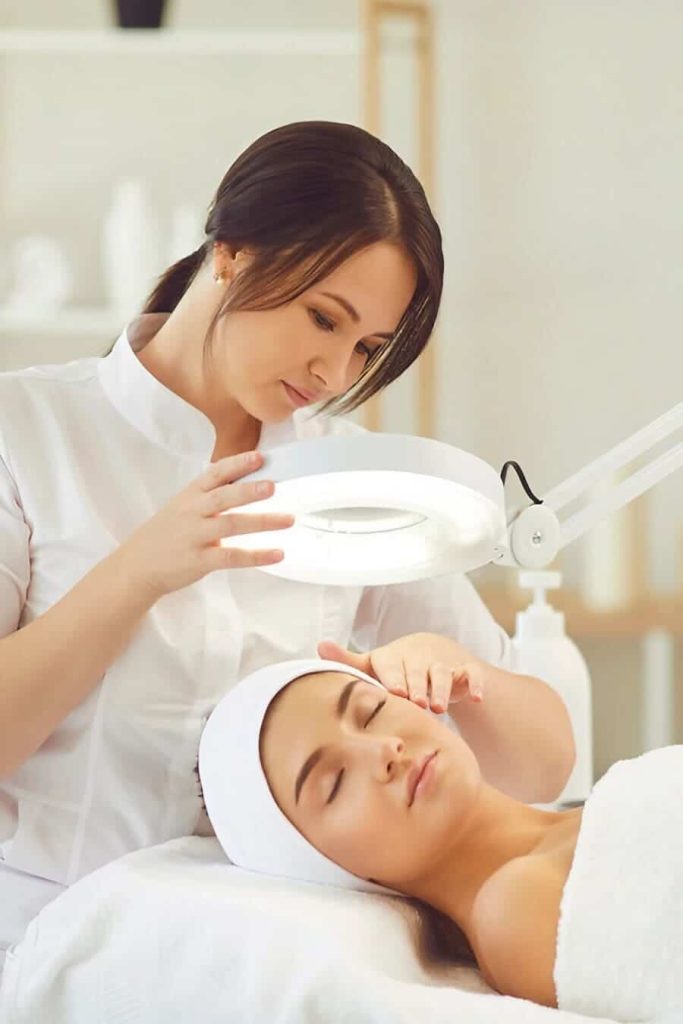 terapeuta comprobando estado piel facial