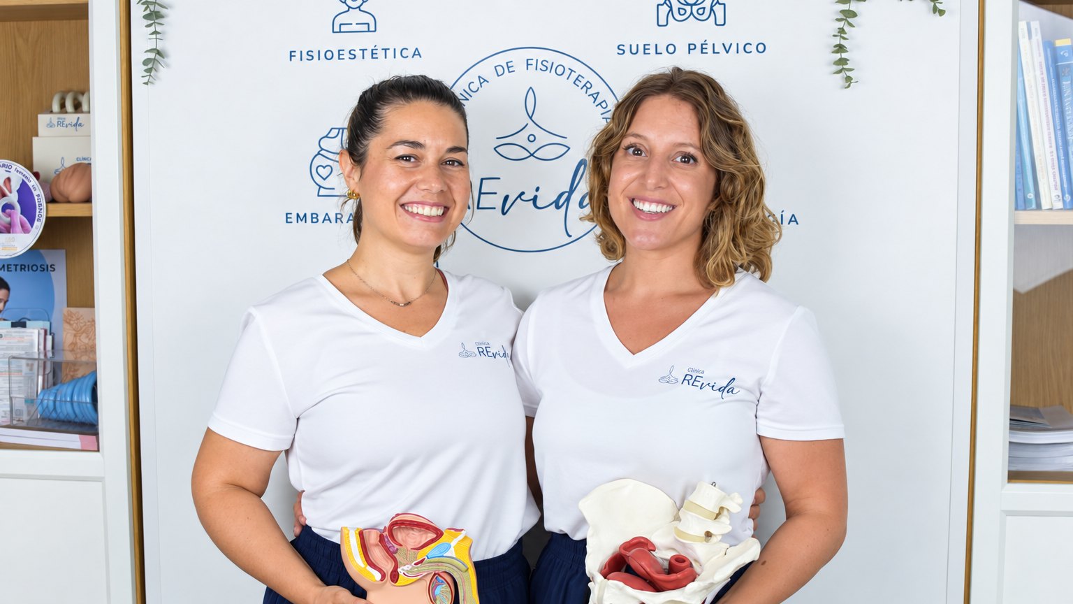 Rocío Arroyo y Estefanía Picó, fisioterapeutas fundadoras de Clínica REvida, en la clínica